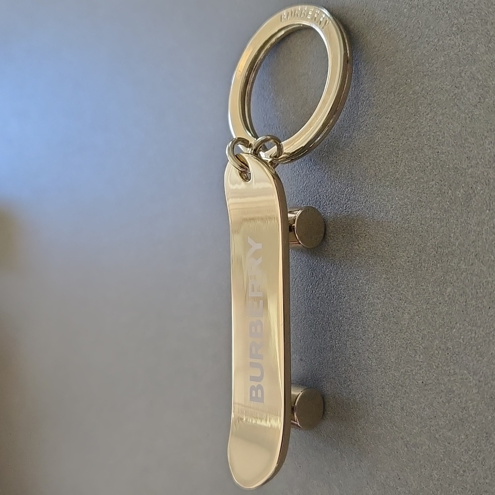 New Burberry Skateboard Keyring Gold W/ BURBERRY Her Logo Keychain Keyring - Picture 5 of 12
